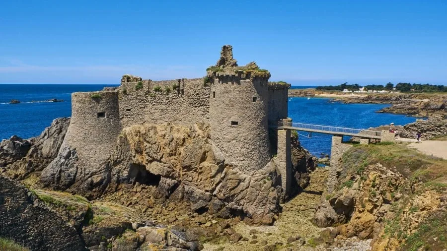 ile-dyeu_le-vieux-chateau_francetuul-and-bruno-morandi_alamy_3000x1688px.jpg