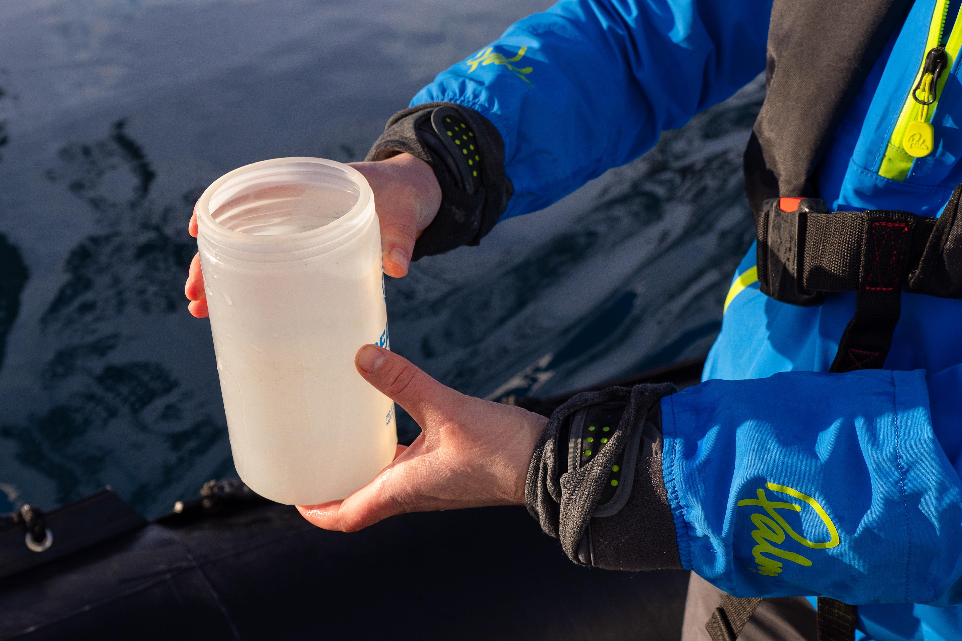 Collecte d’échantillons d’eau en Antarctique. Crédit photo : Espen Mills