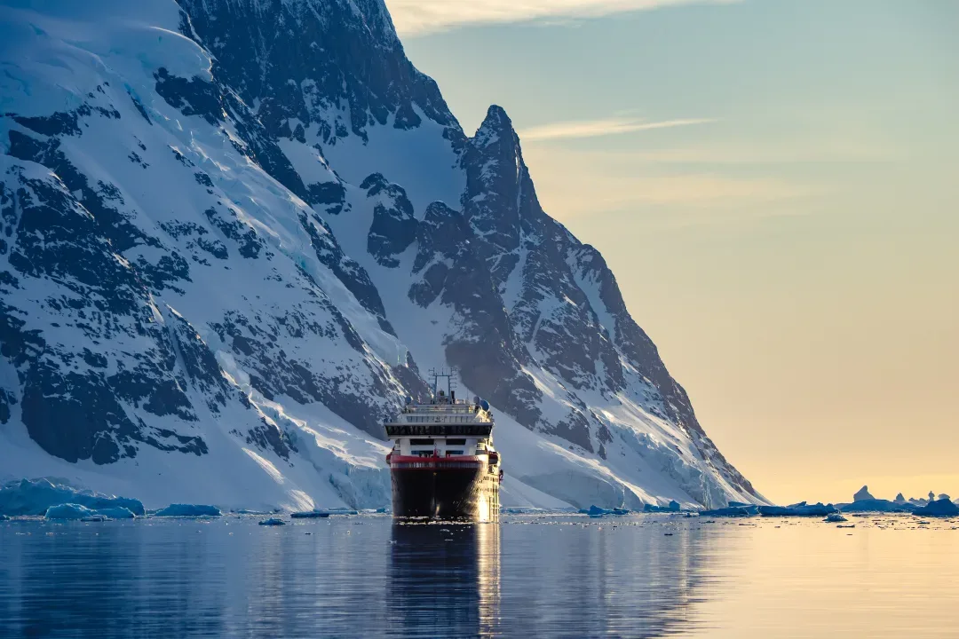 Lemaire_Channel_Antarctica_HGR_161039_Photo_Espen_Mills