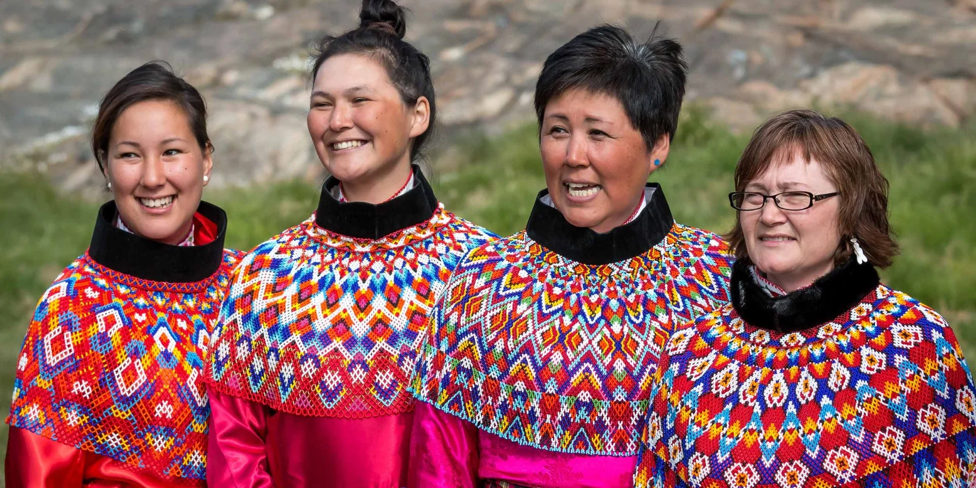 Fargerik kvinne i Uummannaq på Grønland. Foto: Andrea Klaussner.