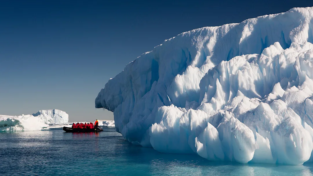 Expedition boat cruising in Antarctica. Credit:  Neil McAllister / Alamy Stock Photo