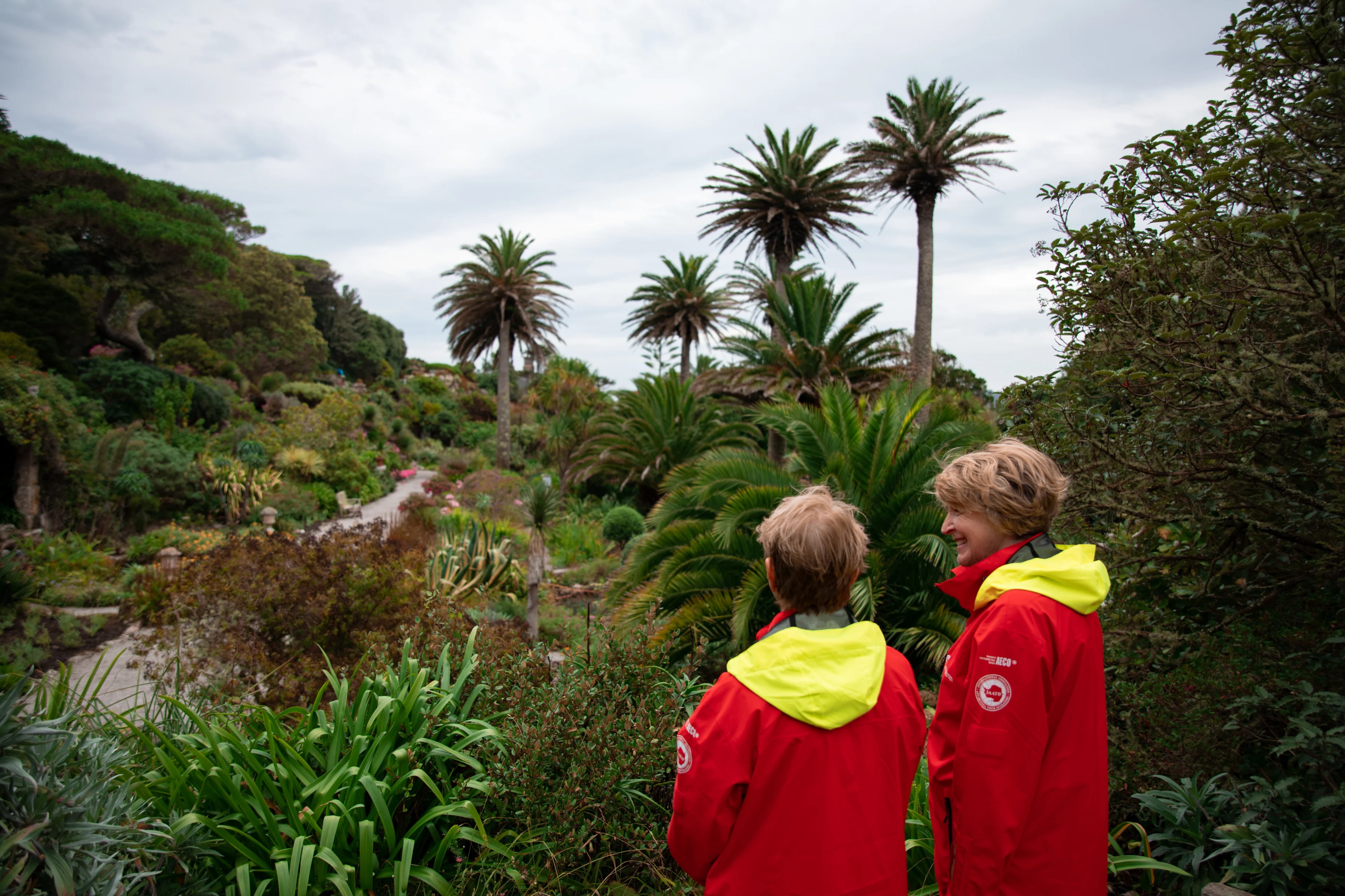 Walking through Tresco Abbey Gardens, Isles of Scilly, British Isles. Photo: Tom Woodstock / Ultrasharp