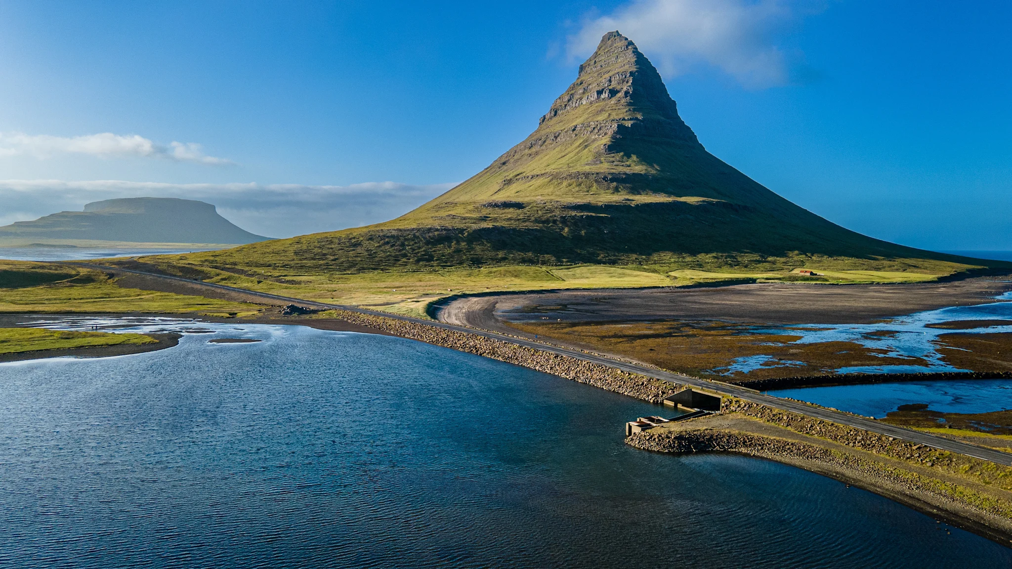 Kirkjufell Iceland on Snæfellsnes peninsula©shutterstock 2144139603 3000x1688px