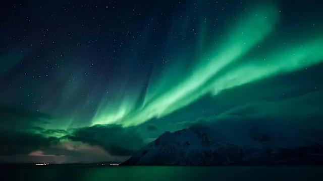 Buchen Sie diesen Winter eine Expeditions-Seereise nach Norwegen und freuen Sie sich auf inkludierte Hin- und Rückflüge nach Tromsø in der Economy Class. Oder sichern Sie sich 50 % Ermäßigung auf Flüge in der Premium Economy oder Business Class.