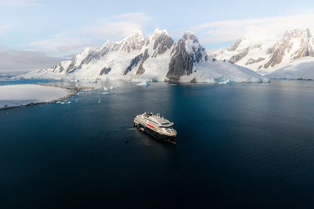 Unsere 130 Jahre Jubiläums-Angebote enden in Kürze. Buchen Sie jetzt und sparen Sie extra auf All-inclusive-Expeditionen. 