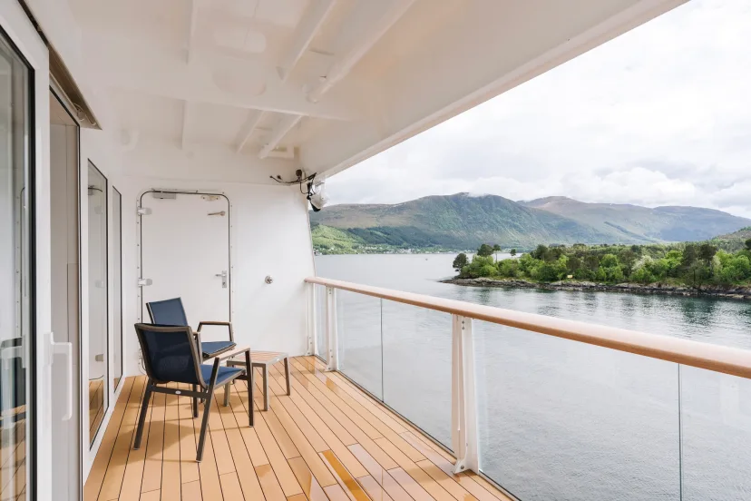 Balcony in an Arctic Superior: Outside cabin | Upper deck (XY) onboard MS Fridtjof Nansen. Credit: Clara Tuma