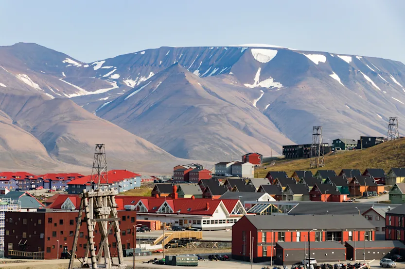 Longyearbyen, principal asentamiento de Svalbard, con casas de colores y montañas árticas al fondo
