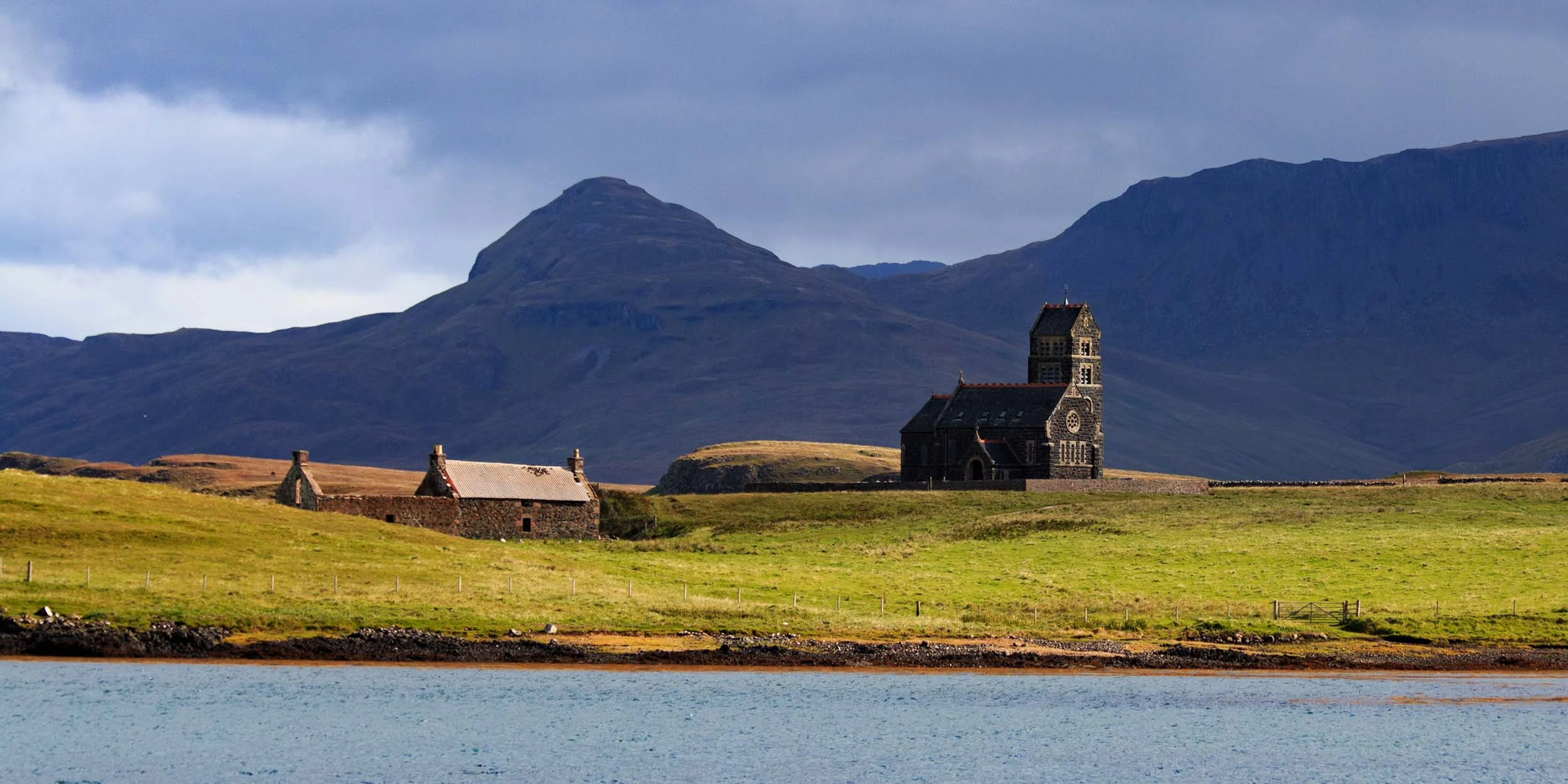 07-isle_of_canna_scotlandshutterstock_2500x1250.jpg