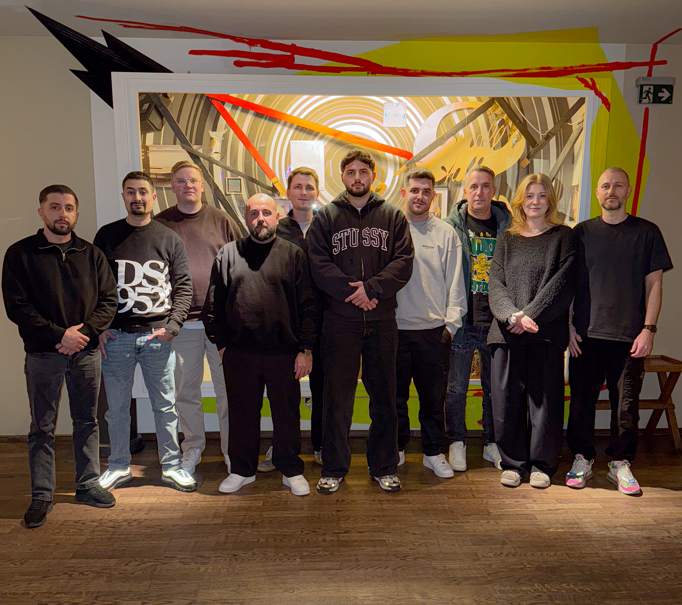 L to R: Sepehr Khalilipour Ebrahimi (Hypnotize), Careem Alavi (Hypnotize), Lucas Teuchner (Electric Feel), Can „EZY“ Ayaz (Ghostbassters), Niels Eberhardt (Electric Feel), Dardan, Marcel Valin (BMG), Dardans Vater, Clara Oster (Electric Feel), Michael Stockum (Electric Feel) (c) BMG