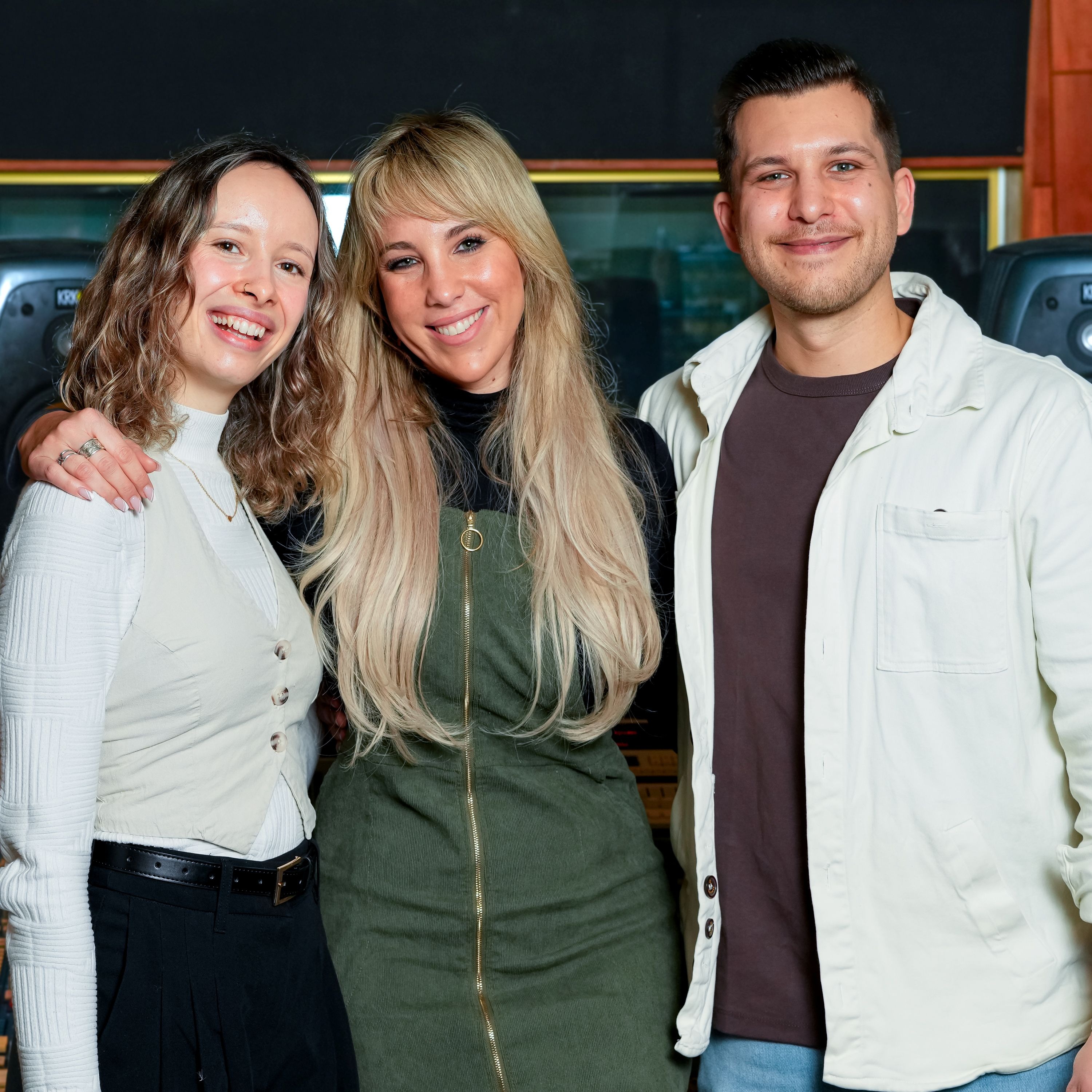 Left to right: Melissa Brunbauer (Telamo A&R Team Assistant), Annemarie Eilfeld, Max Rosenberg (Telamo A&R) © Telamo