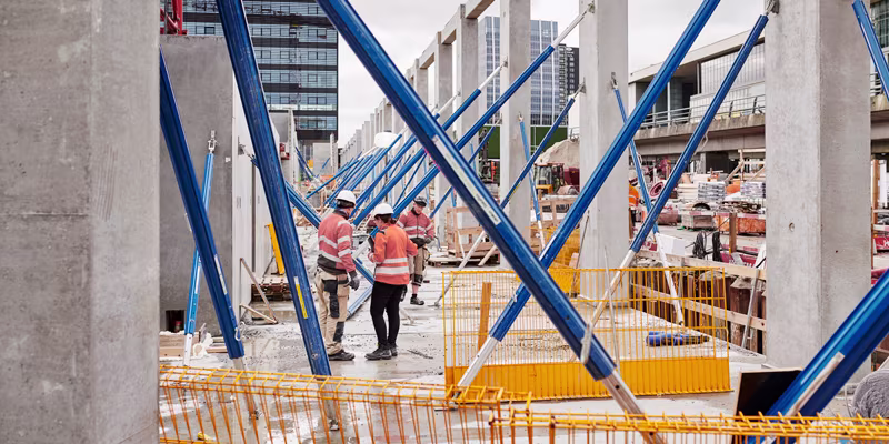 Building site blue pillars people 800x400