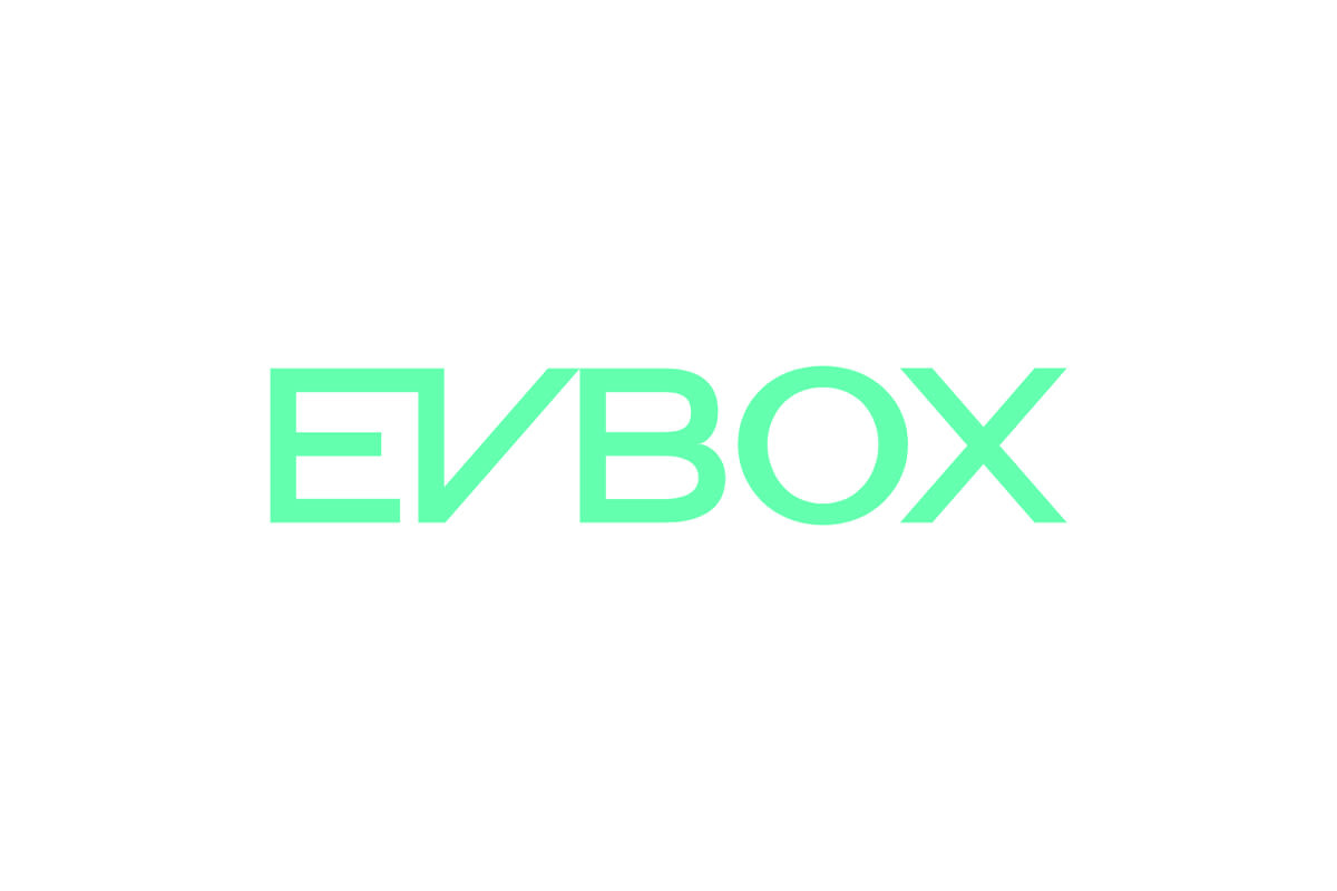 De afbeelding toont de merknaam EVBox in vetgedrukte, lichtgroene hoofdletters op een witte achtergrond. Dit geeft een moderne, strakke en technologiegerichte uitstraling.
