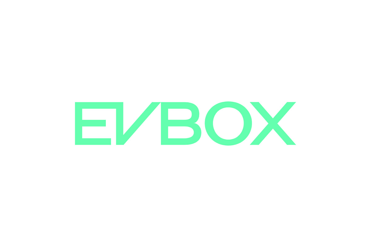 De afbeelding toont de merknaam EVBox in vetgedrukte, lichtgroene hoofdletters op een witte achtergrond. Dit geeft een moderne, strakke en technologiegerichte uitstraling.