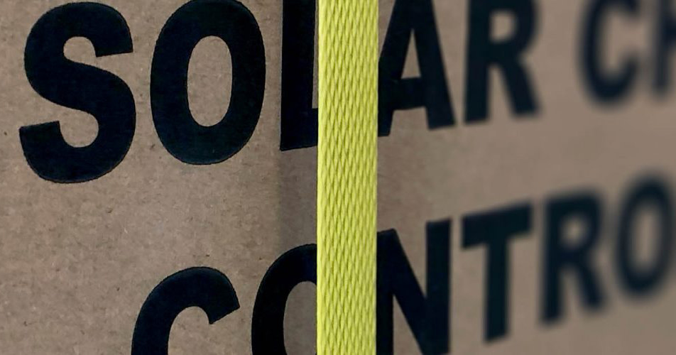 Een doos met de naam Solar Charge Controller erop