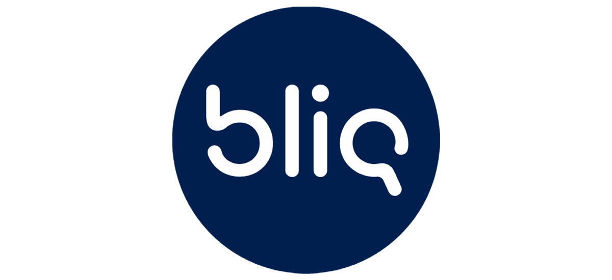 Logo met het woord Bliq in witte kleine letters op een donkerblauwe cirkelvormige achtergrond. Het lettertype is modern en afgerond en geeft een strakke, eigentijdse uitstraling.