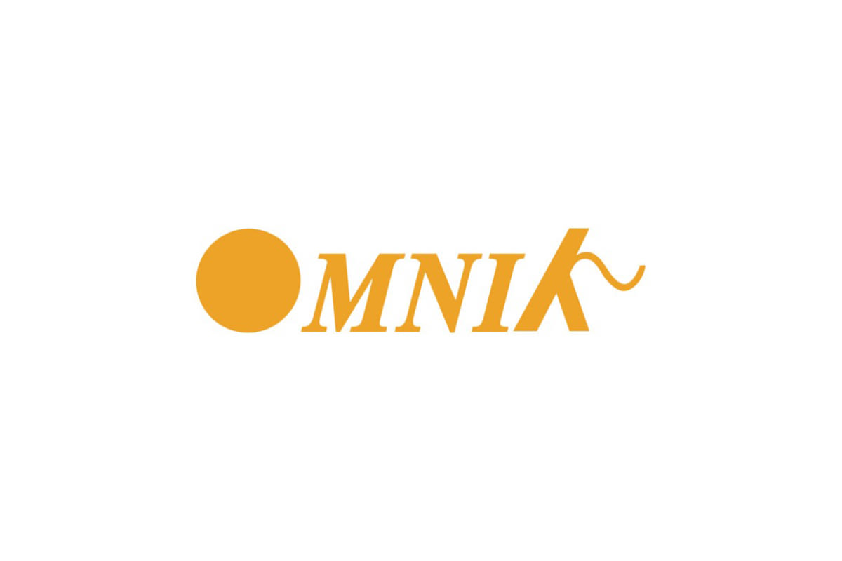 Merklogo van het bedrijf OMNIK met gele “OMNIK”-belettering, een gestileerde, gevulde cirkel als “O” en een unieke “K” met een lus aan het uiteinde, op een witte achtergrond. Het ontwerp is strak en modern.