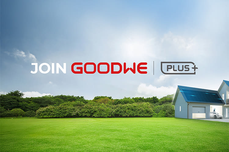 Ein modernes Haus mit Solarmodulen an einem sonnigen Tag, vor einer Kulisse aus üppigem Grün und klarem blauem Himmel. Der Text „Join Goodwe Plus“ ist in fetten Buchstaben dargestellt und deutet auf eine Einladung oder Promotion für das GoodWe PLUS+ Programm hin.