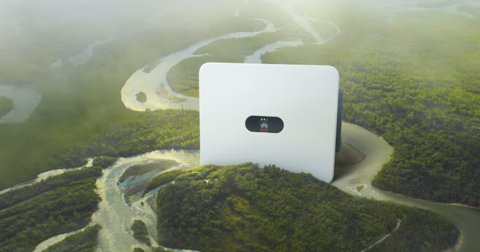 Een strakke, witte Huawei-router staat opvallend tegen de achtergrond van kronkelende rivieren en weelderig groen, wat connectiviteit en innovatie suggereert.