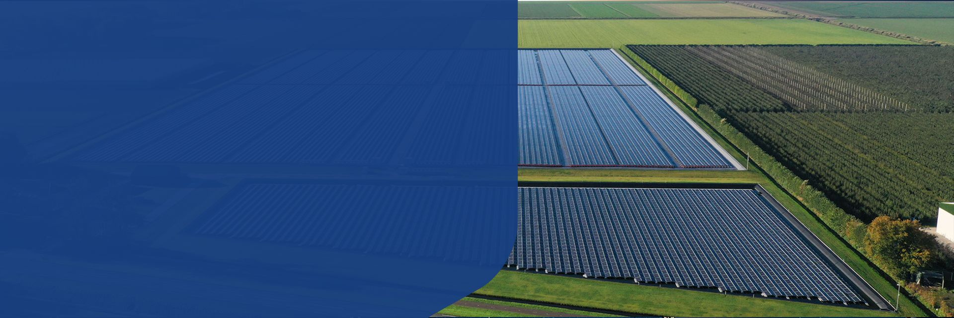 Drone view van een weiland vol zonnepanelen