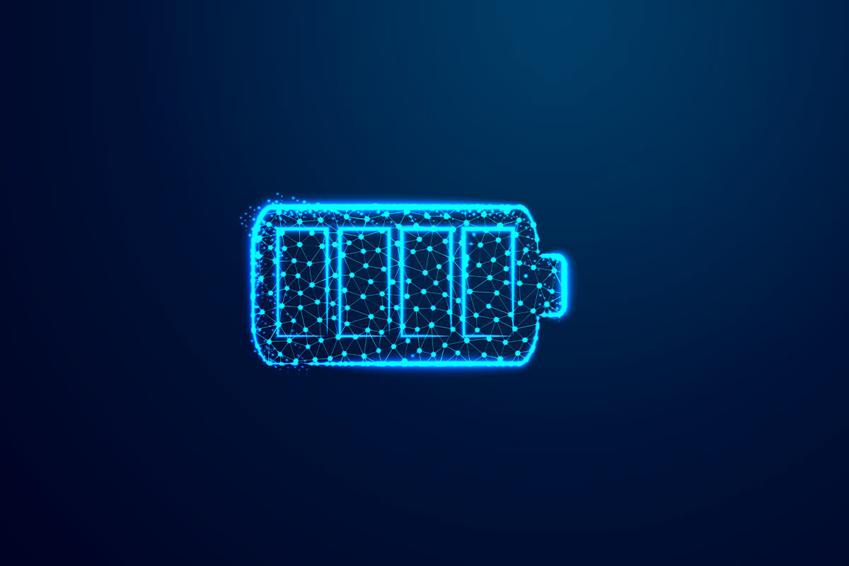 Een gloeiend blauw digitaal batterij-icoon op een donkere achtergrond, gevormd door onderling verbonden lijnen en stippen, wat een futuristische en technologie-geïnspireerde uitstraling geeft.