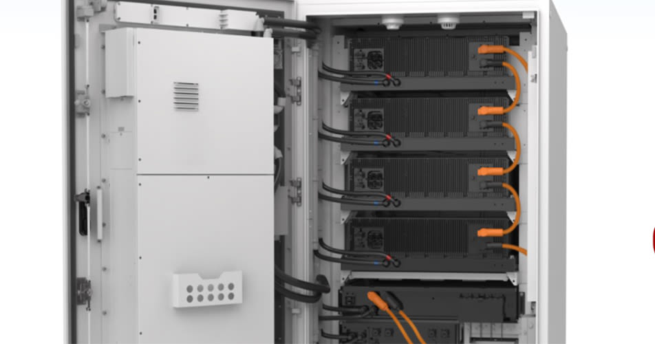 Vooraanzicht van een Huawei C&I batterij die open staat