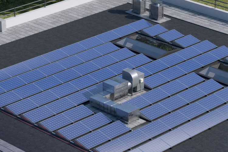 Een dak bedekt met netjes geplaatste zonnepanelen, naast HVAC-units en omringd door bomen. De scène straalt het gebruik van hernieuwbare energie uit.