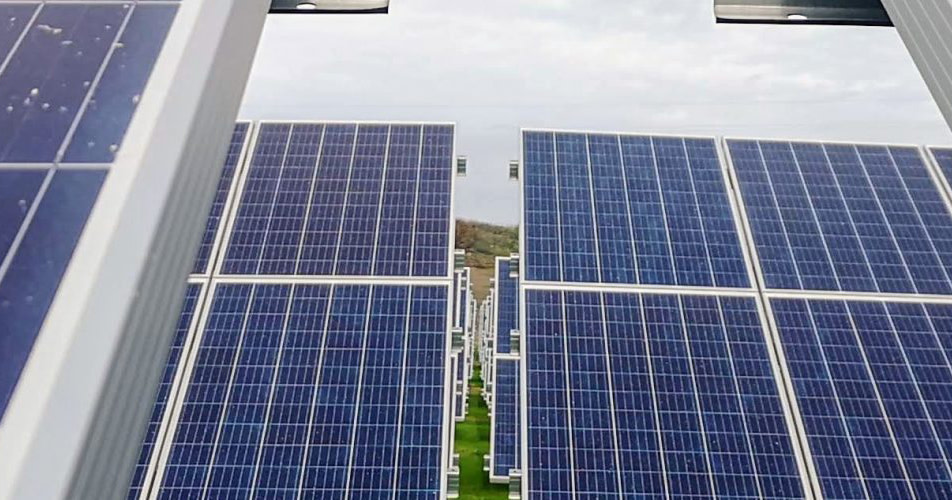 Onderaanzicht van meerdere rijen zonnepanelen die schoongemaakt moeten worden