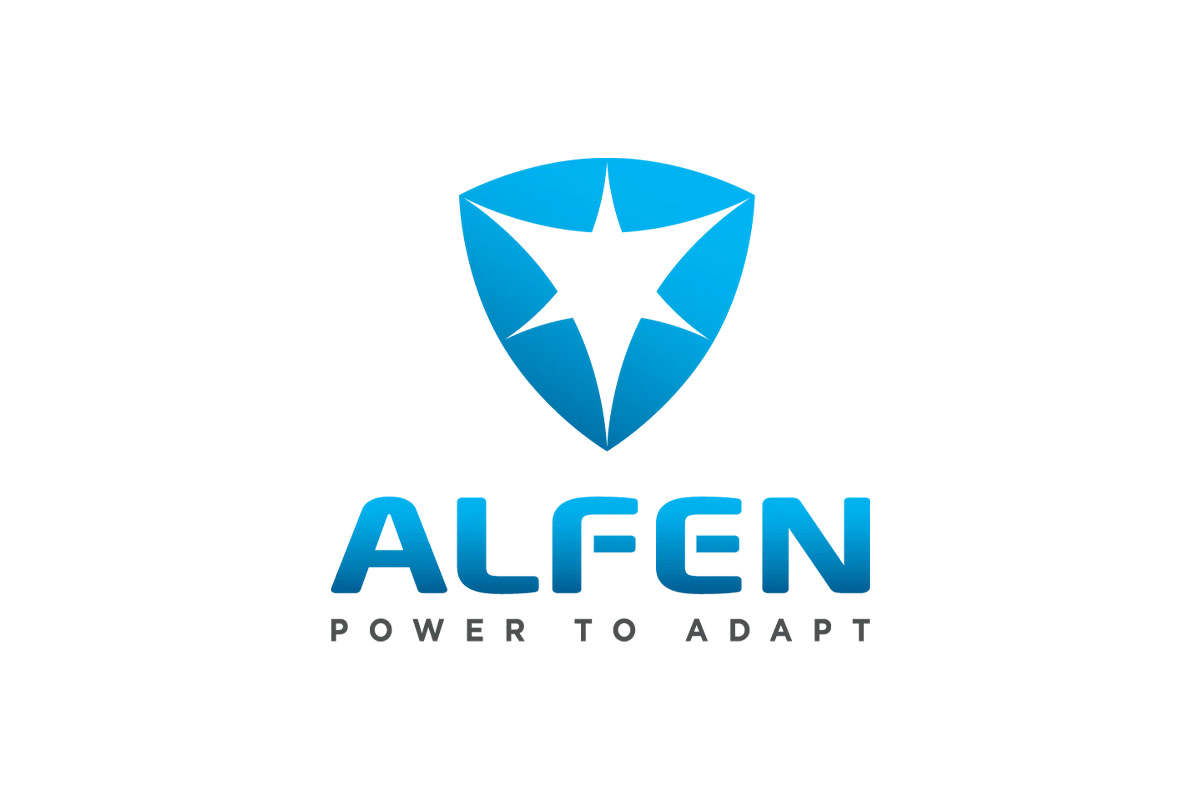 Blauw schildlogo van het merk Alfen met een witte ster in het midden, daarboven de vetgedrukte blauwe tekst “ALFEN”. Daaronder staat in kleinere letters “Power to Adapt”, wat een moderne en dynamische toon uitstraalt.