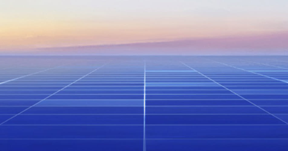 Een rasterachtig patroon van blauwe zonnepanelen strekt zich uit tot aan de horizon onder een zachte oranje en roze lucht en roept een gevoel op van rust en vooruitstrevende innovatie.