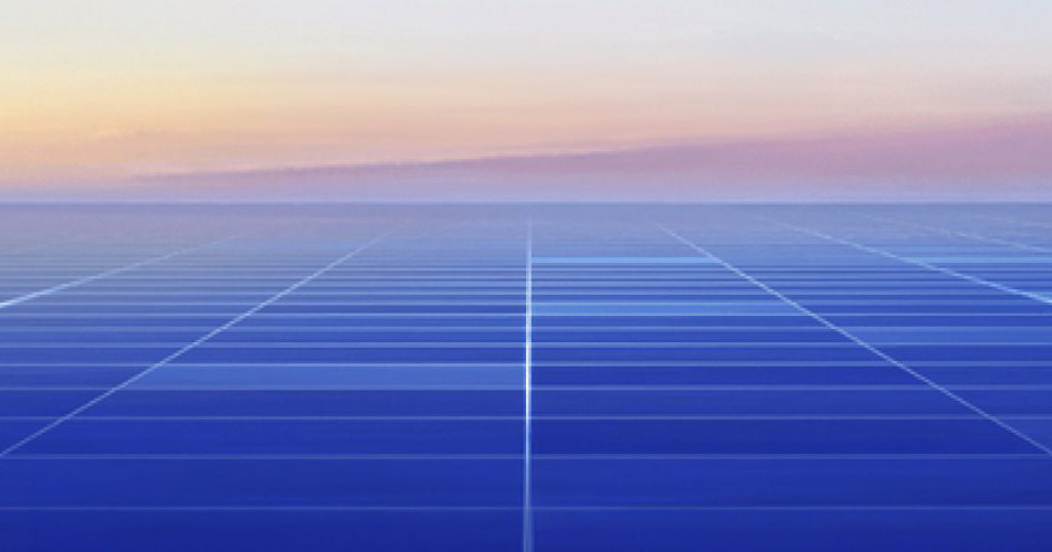 Een rasterachtig patroon van blauwe zonnepanelen strekt zich uit tot aan de horizon onder een zachte oranje en roze lucht en roept een gevoel op van rust en vooruitstrevende innovatie.