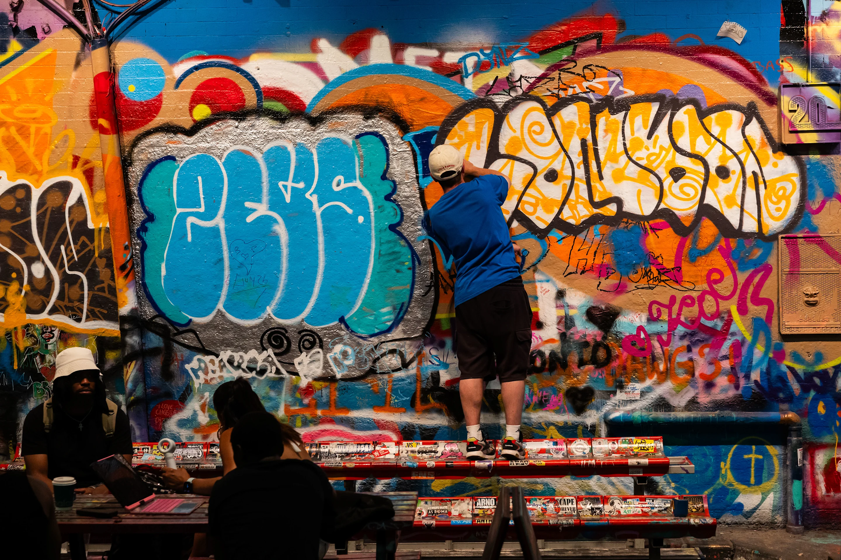 Man sprays Graffiti