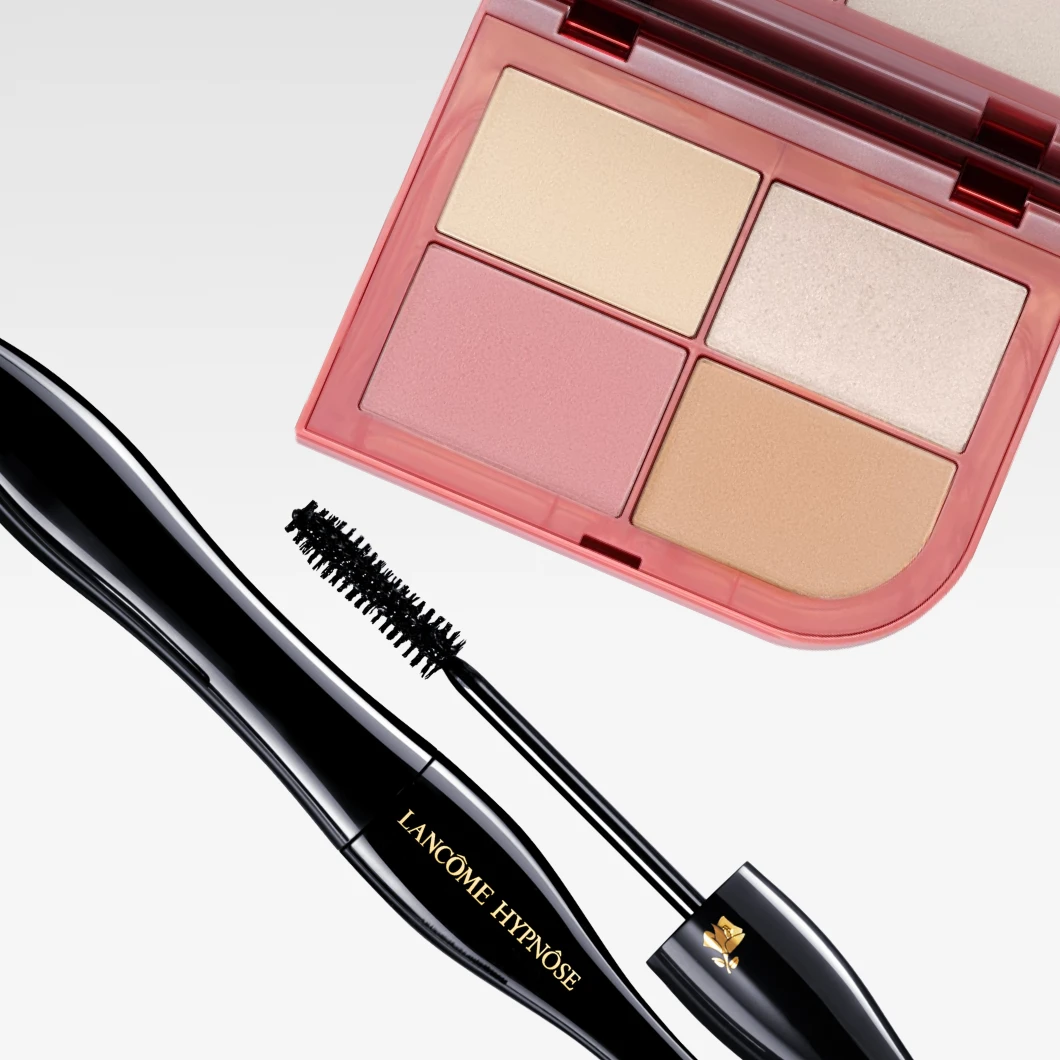 Nærbilde av Lancôme Hypnôse-maskara og en åpen firefarget blush- og highlighterpalette i rosa emballasje mot lys bakgrunn.