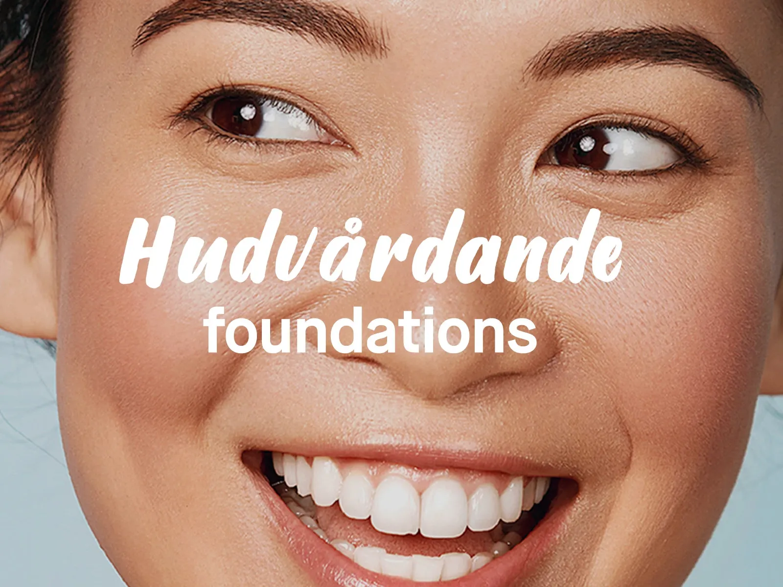 Texten "Hudvårdande foundations" framför en kvinna med stort leende, mot en grå bakgrund