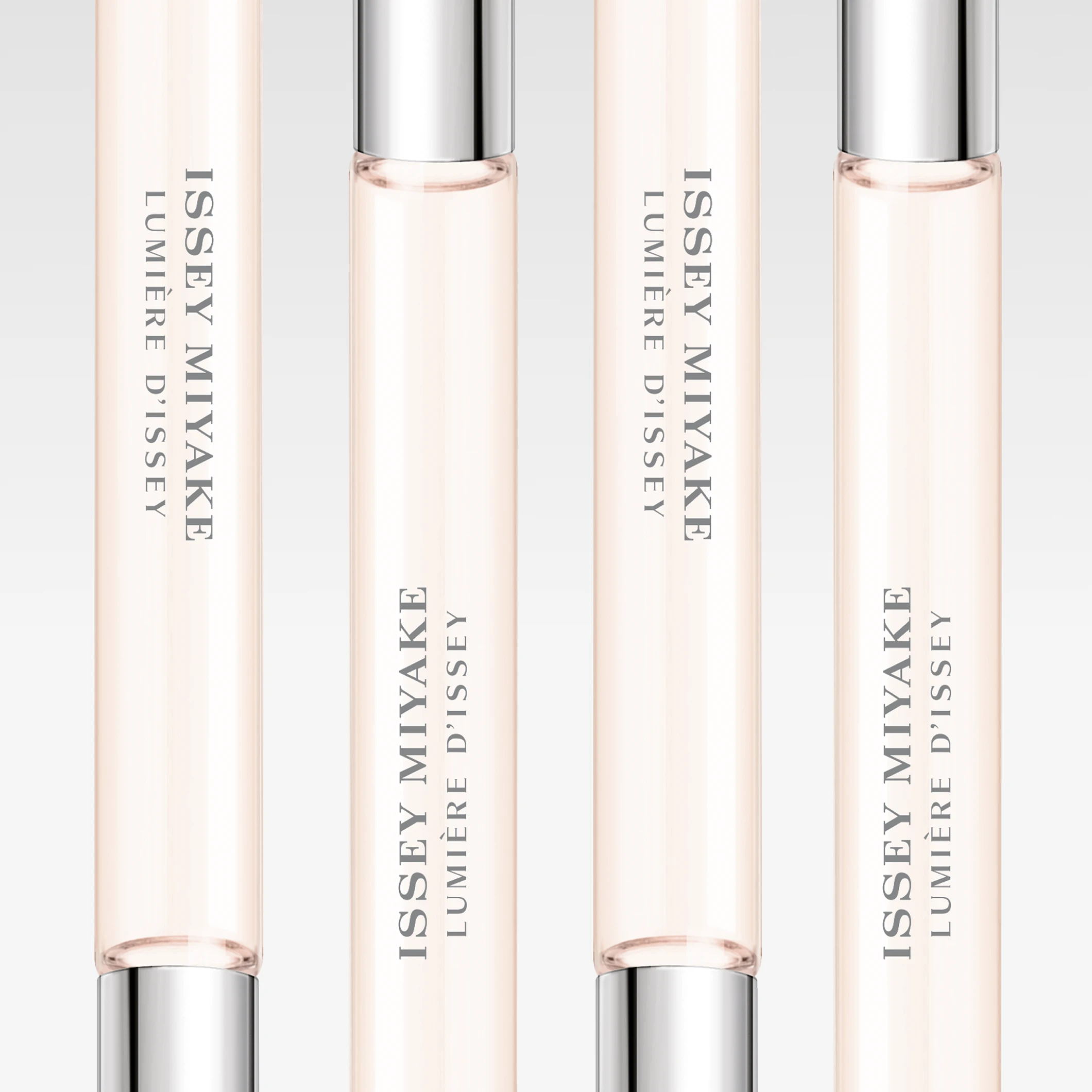 Issey Miyake Lumière d’Issey parfym i slank glasflaska med silverfärgad kork och texten “ISSEY MIYAKE LUMIÈRE D’ISSEY”.