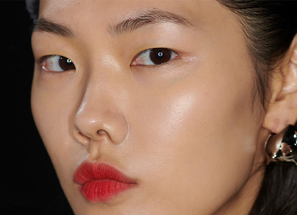 Nainen punaisilla huulilla.