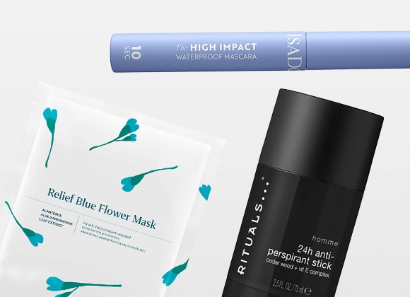 Tre skjønnhetsprodukter på lys bakgrunn: IsaDora “The High Impact Waterproof Mascara”, en pakke med ansiktsmasken “Relief Blue Flower Mask” med blå blomsterillustrasjoner samt RITUALS Homme “24h anti-perspirant stick – Cardamom & Vetiver Complex, 2.5 fl. oz / 75 ml”.