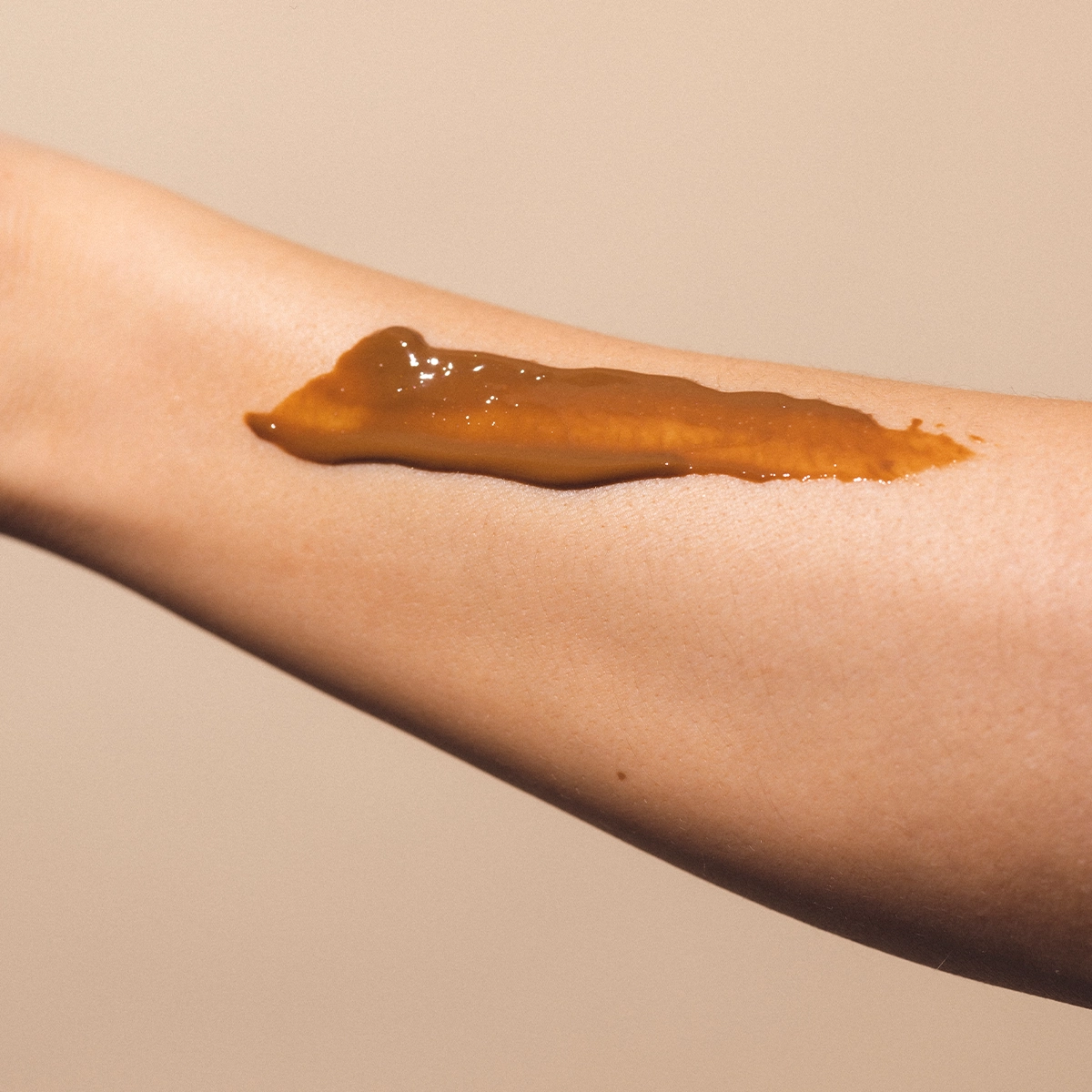 Brun-utan-sol applicerad på en arm.