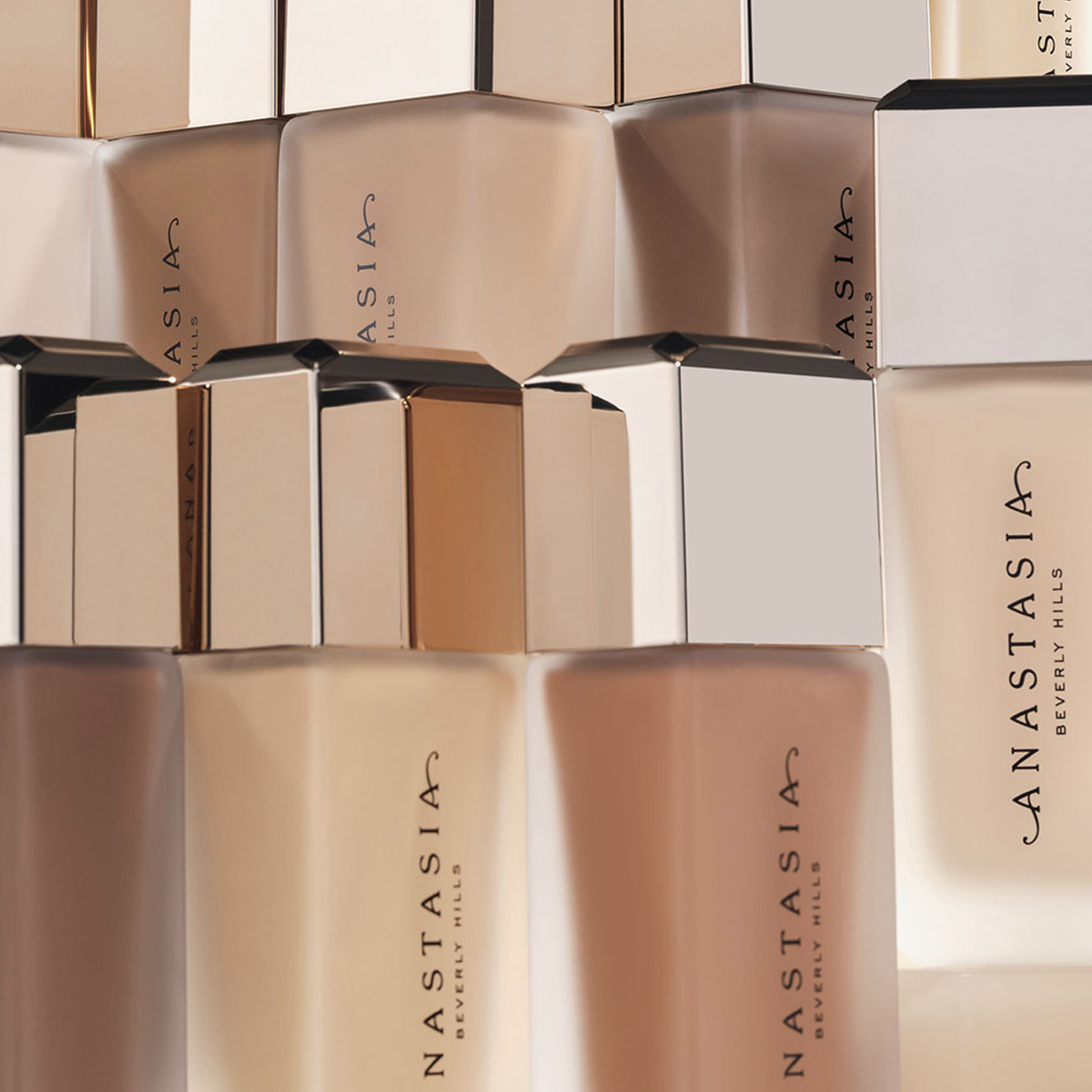 Anastasia Beverly Hills foundationflasker i forskjellige nyanser.