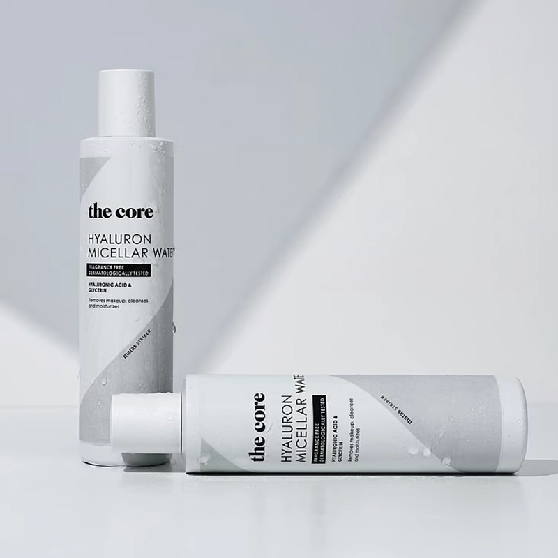 To flasker the core Hyaluron Micellar Water rensende vann. Flaskene har grå og hvit etikett med svart tekst.