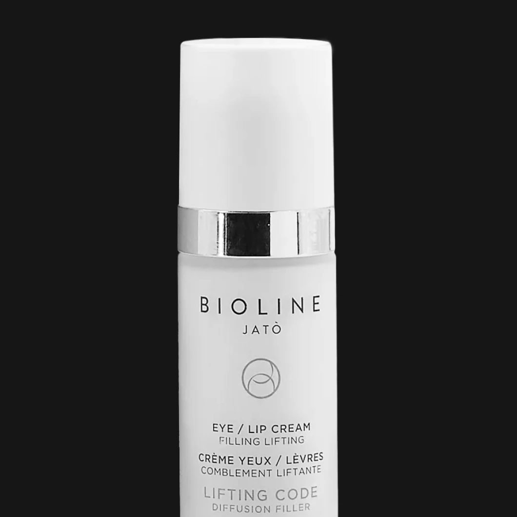 Flaska med Bioline Jatò Eye / Lip Cream Filling Lifting i vit förpackning med silverdetalj. Text på flaskan: “Bioline Jatò”, “Eye / Lip Cream”, “Filling Lifting”, “Lifting Code Diffusion Filler”. Svart bakgrund.