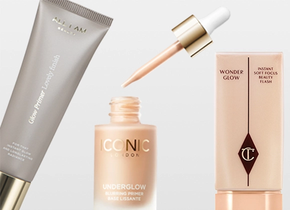 Tre glow-produkter mot lys bakgrunn. En grå tube merket «Glow Primer Liquid», en glassflaske med pipette merket «ICONIC London Underglow Blurring Primer» med pipetten over åpningen, samt en rosa flaske merket «Wonder Glow Instant Soft Focus Beauty Flash».