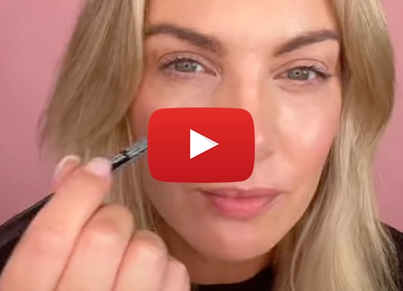 Hailey Bieber näyttää, kuinka luoda "strawberry makeup" -meikkilook.
