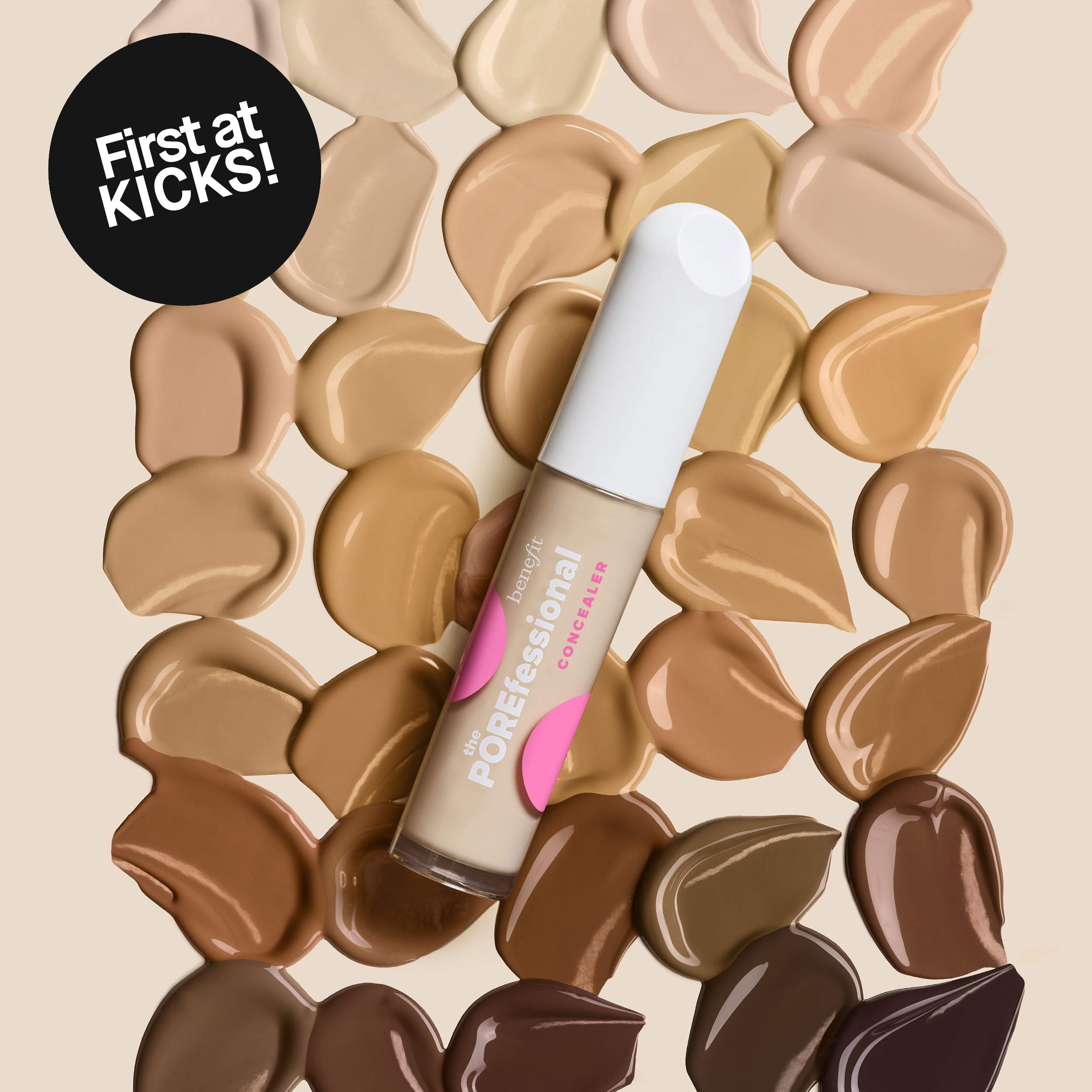 Benefit The Porefessional Concealer omgitt av concealerswatches i ulike nyanser. Bildet inneholder teksten «First at KICKS!».