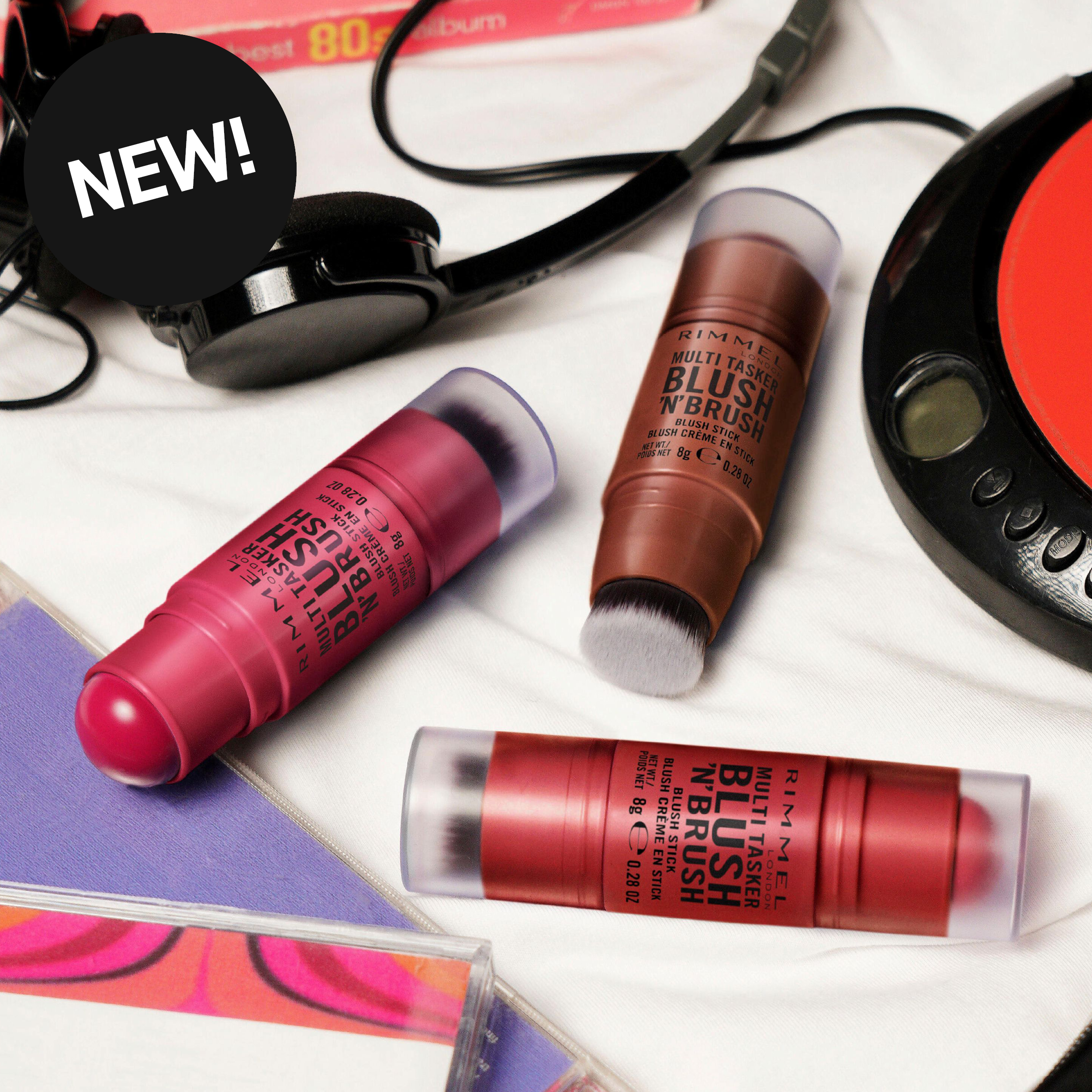 Rimmel London Blush N’ Brush-rougestift i olika nyanser. Text: ”NEW!”