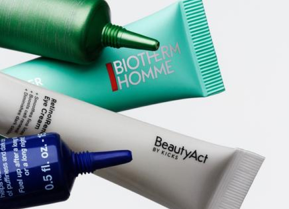 Fire tuber med øyekrem plassert diagonalt mot lys bakgrunn. En grønn tube med teksten «Awakening Eye Cream» og «Crème Réveil Contour des Yeux», en turkis tube med teksten «BIOTHERM HOMME», en grå tube med teksten «BeautyAct by KICKS» og «RetinolRenew Eye Cream», samt en blå tube med teksten «0.5 fl. oz».