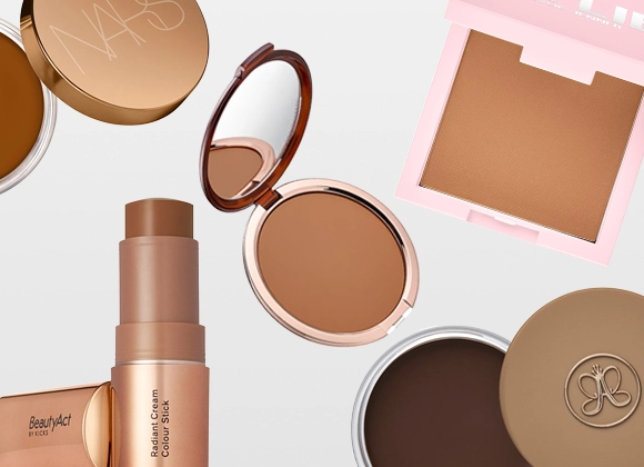 Flat lay med sminkeprodukter på lys bakgrunn, inkludert NARS kompaktpudder, BeautyAct By KICKS Radiant Cream Colour Stick og bronzer i rosa og gullfargede etuier samt et kompaktpudder med Anastasia Beverly Hills-logo.