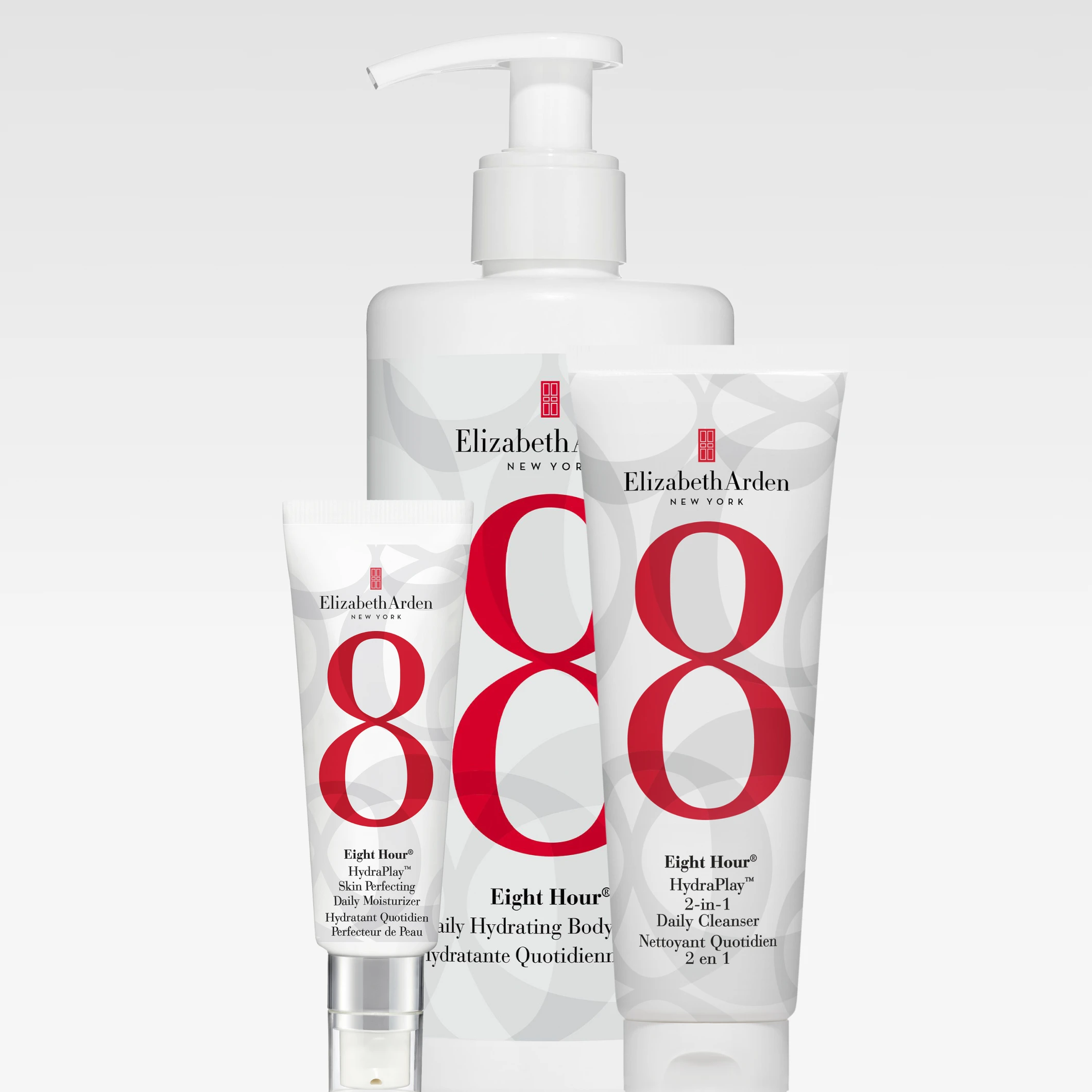 Tre hudpleieprodukter fra Elizabeth Arden Eight Hour HydraPlay vises mot lys bakgrunn: en tube “2-in-1 Daily Cleanser”, en mindre tube “Skin Perfecting Daily Moisturizer” og en pumpeflaske body lotion, alle med stor rød 8 og teksten “Elizabeth Arden New York”.