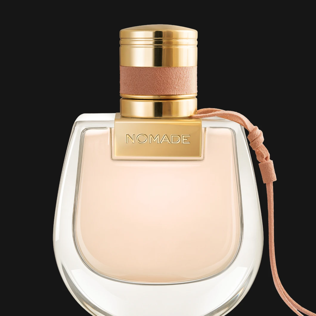 KICKS Club -kampanja, jossa Chloé Nomade -hajuvesipullo mustaa taustaa vasten.