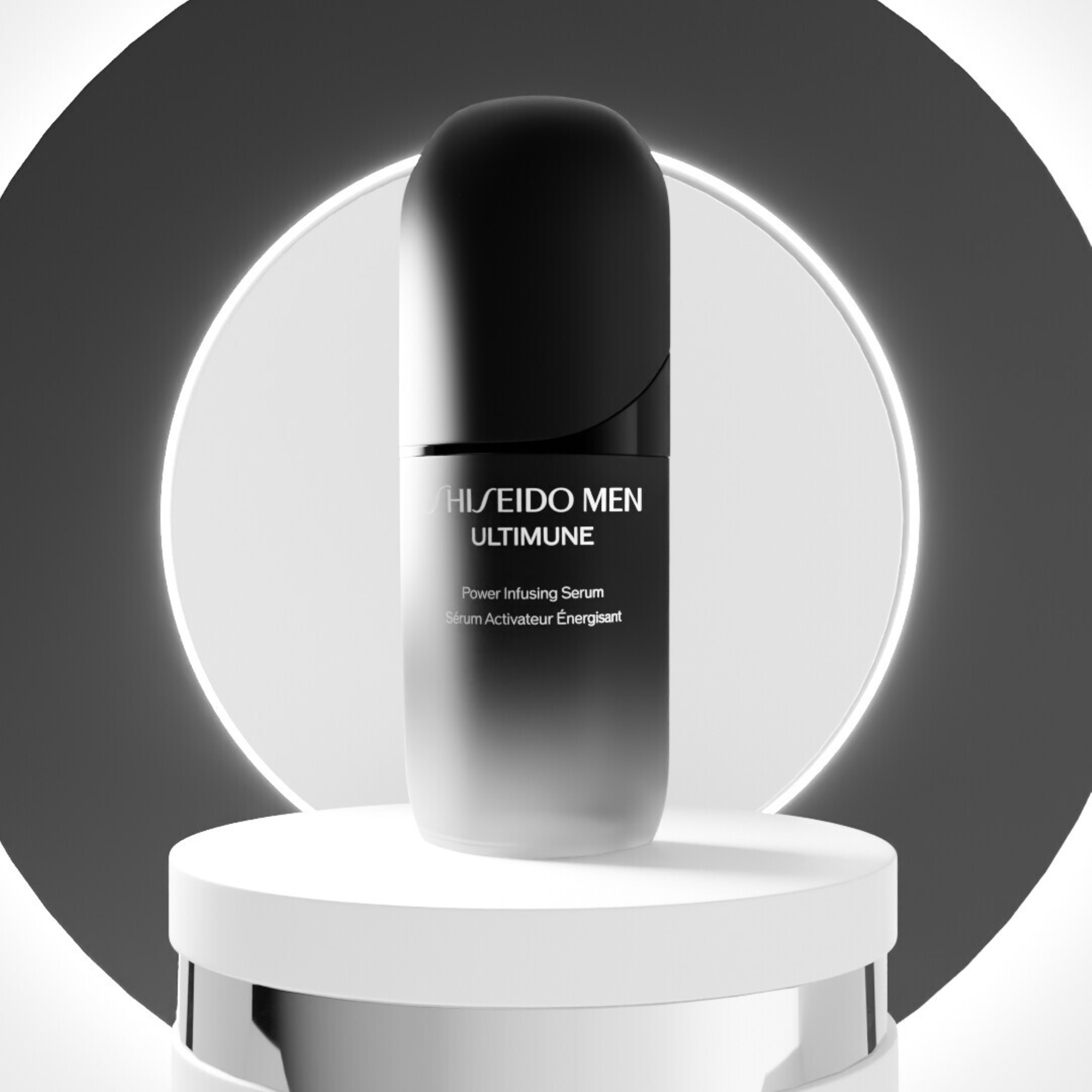 Shiseido Men Ultimune -seerumipullo esillä jalustalla pyöreän valokehän edessä tummalla taustalla.