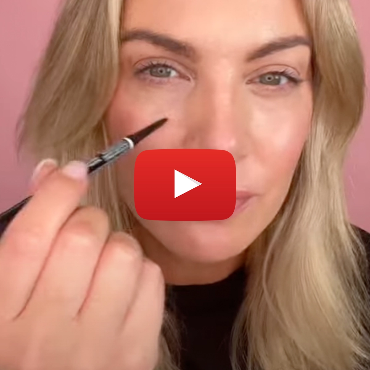 Hailey Bieber näyttää, kuinka luoda "strawberry makeup" -meikkilook.